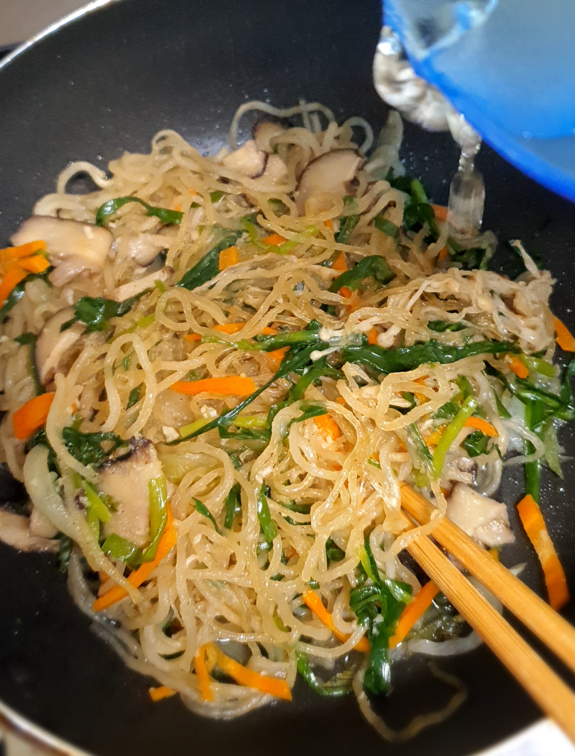 물을-넣어서-촉촉하게-합니다.