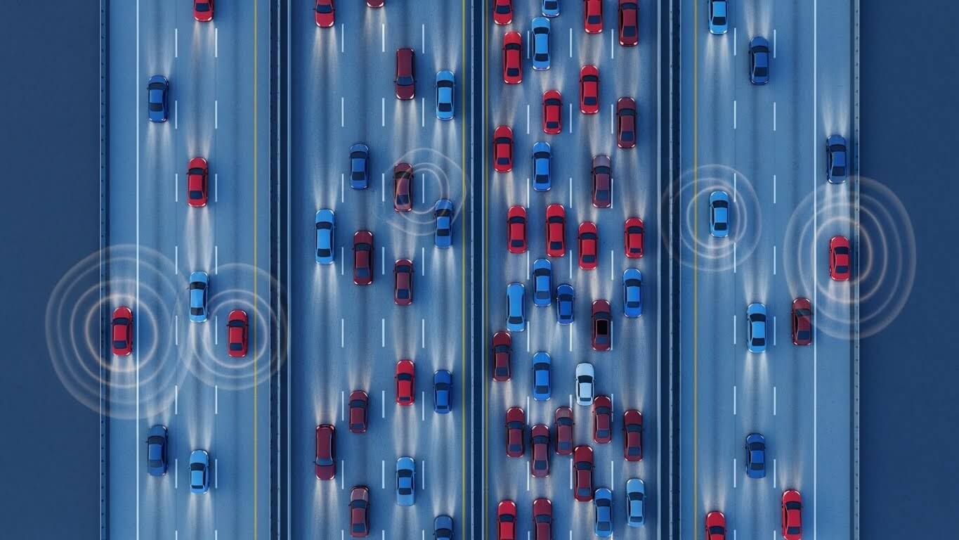 4개의 차선에 파란색.빨간색.차들이 달리고 있다