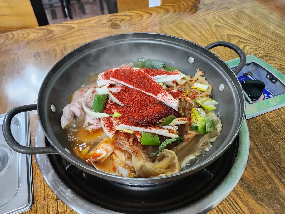 지리산-온천랜드-식당-산하가든-묵은지-흑돼지-주물럭