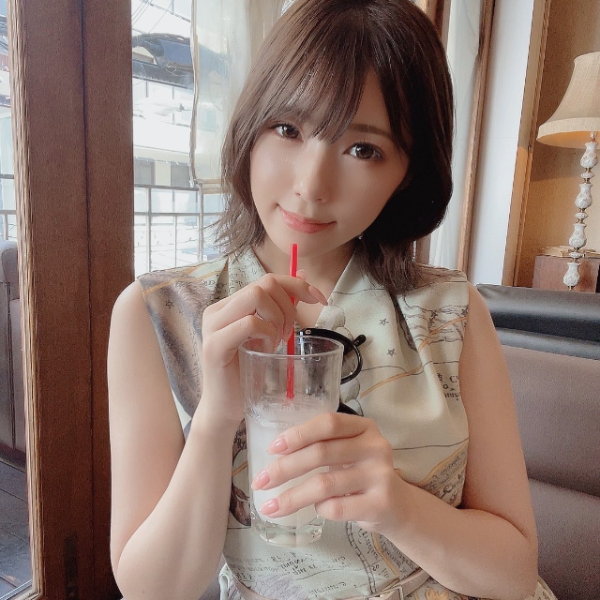 음료수를 마시는 츠바사 마이(Mai Tsubasa) 사진