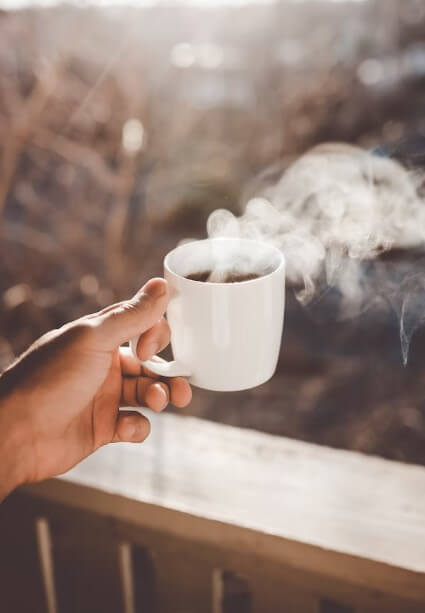 커피-마시는-사람-이미지