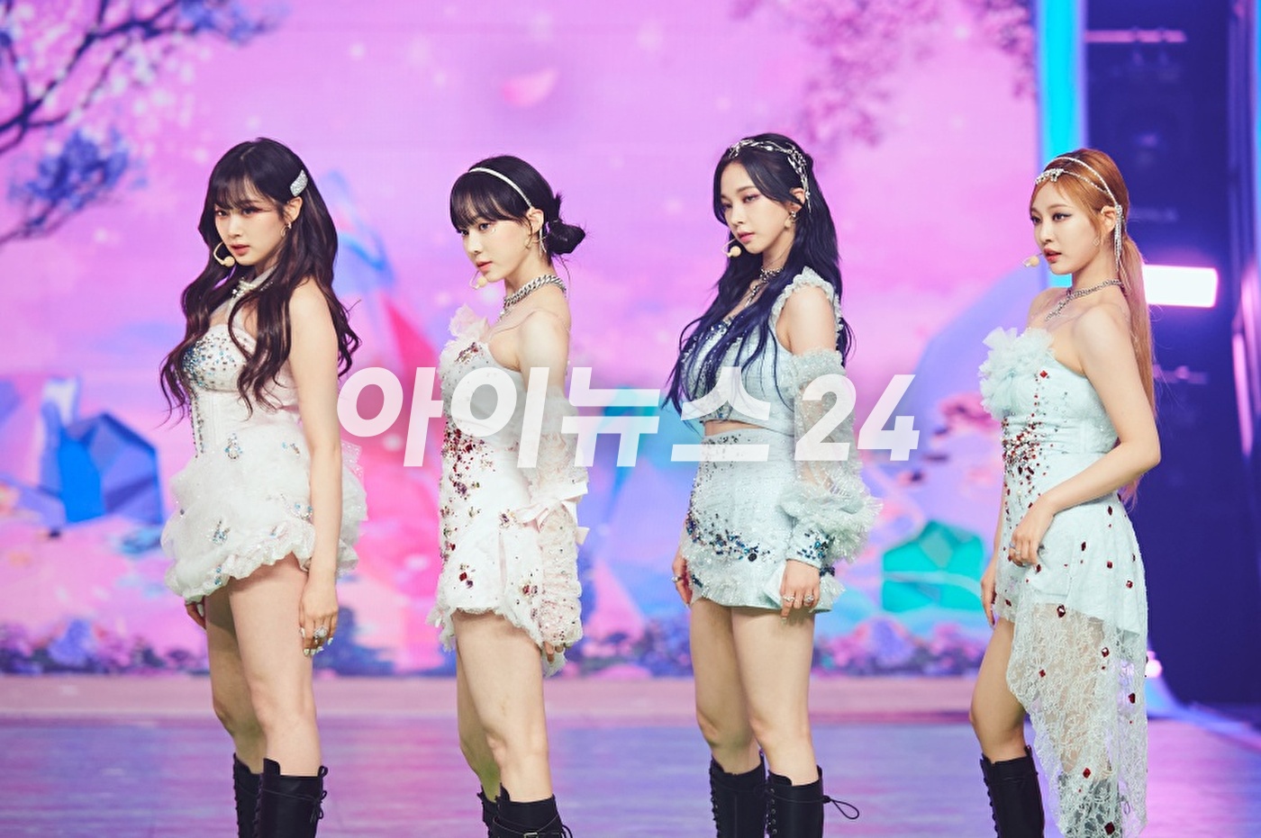 그룹 에스파(aespa)가 31일 오후 진행된 &#39;2021 MBC 가요대제전&#39;에 참석해 멋진 무대를 선보이고 있다. [사진=MBC]