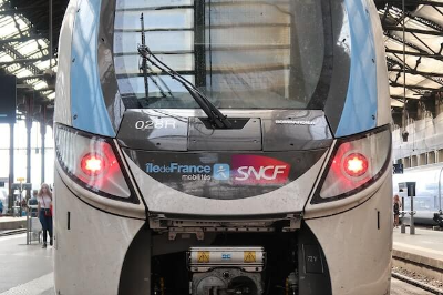 하늘색 고속 열차