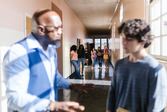 청소년의 부정적인 자화상 극복하기: 긍정적인 자아 구축의 중요성