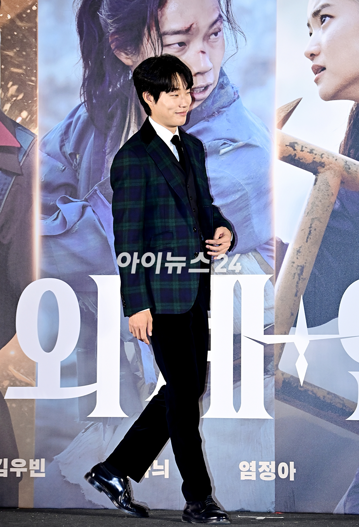 배우 류준열이 22일 오전 서울 용산구 CGV 용산아이파크몰에서 열린 영화 '외계+인 2부' 제작보고회에서 포토타임을 갖고 있다. [사진=곽영래 기자]