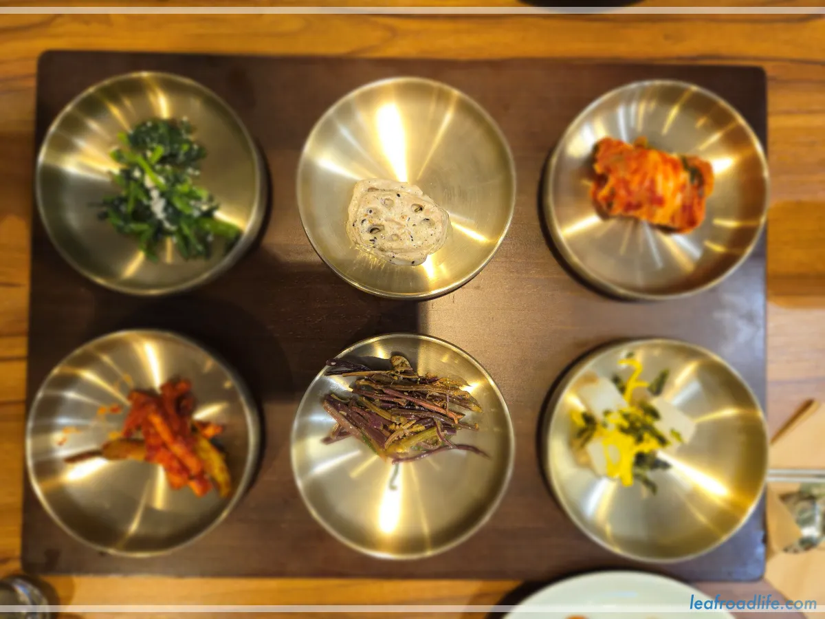 하남-미사-한정식-밥상천하-밑반찬-놓인-사진