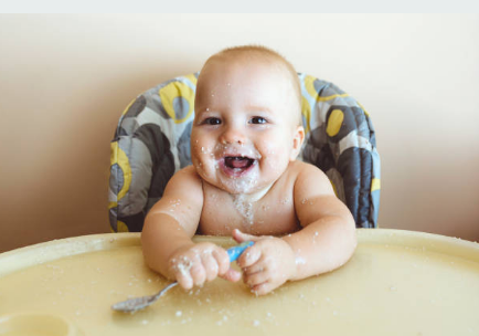 고개를 가눌 수 있고, 음식에 관심을 보이며, 침 삼킴이 가능하다면 이유식을 시작하세요!