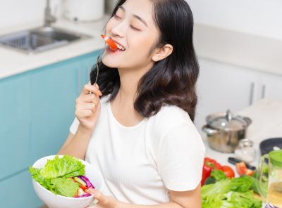 샐러드를 먹는 여성