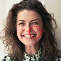 웃을때-팔자주름이-생기는-여성-사진