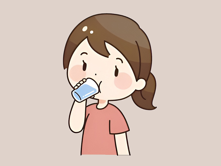 수분을-섭취하는-여성