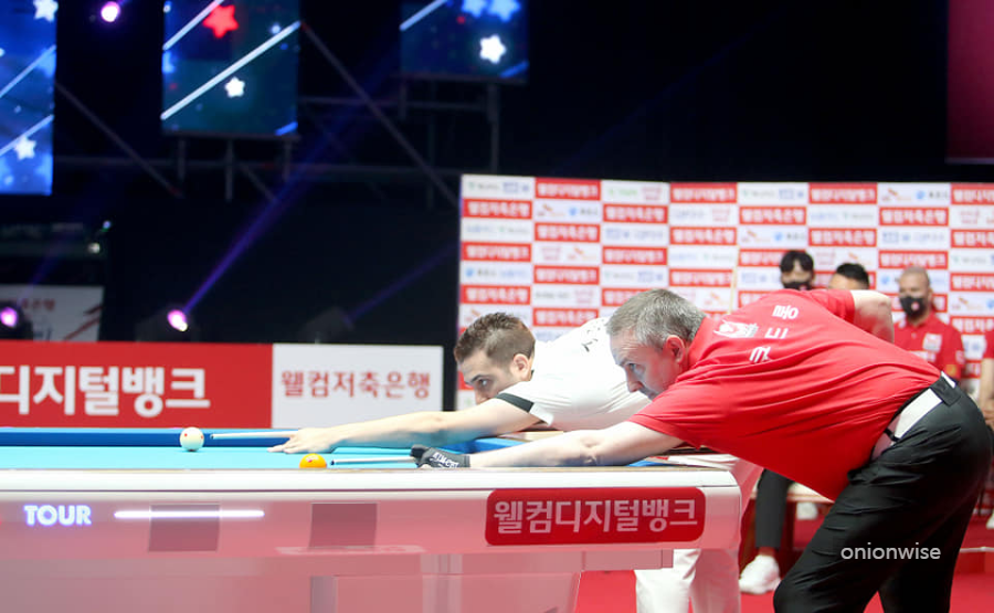 쿠드롱이 다비드 사파타와 초구 뱅킹을 하는 모습