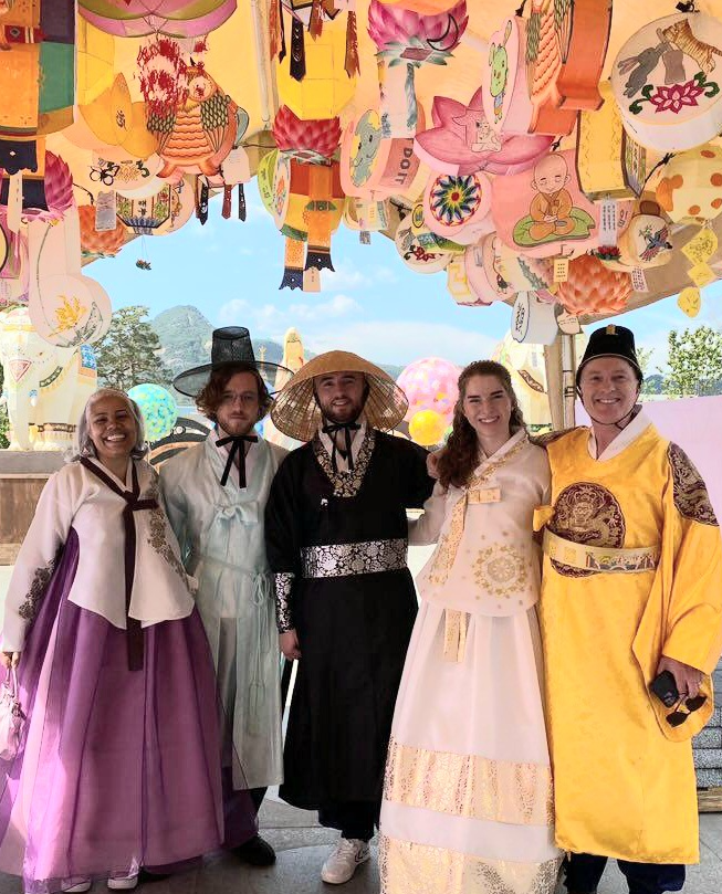 외국인들이 한국의 전통의상인 한복입기 체험을 하는 모습