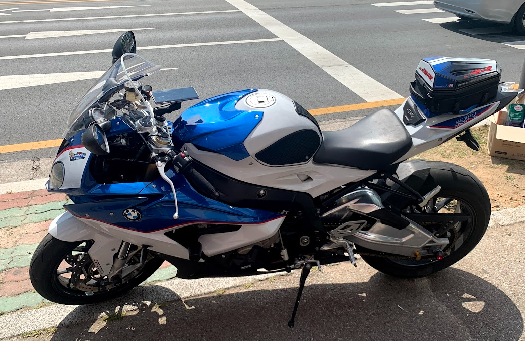 길가에 주차되어 있는 BMW 오토바이