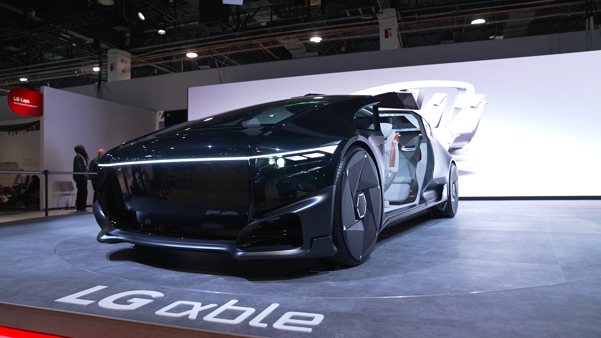 LG전자가 미국 라스베이거스에서 열리는 세계 최대 가전&middot;IT 전시회 'CES 2024'에 참가, 가전을 넘어 홈과 커머셜, 모빌리티 등으로 확장된 '스마트 라이프 솔루션'을 선보였다.