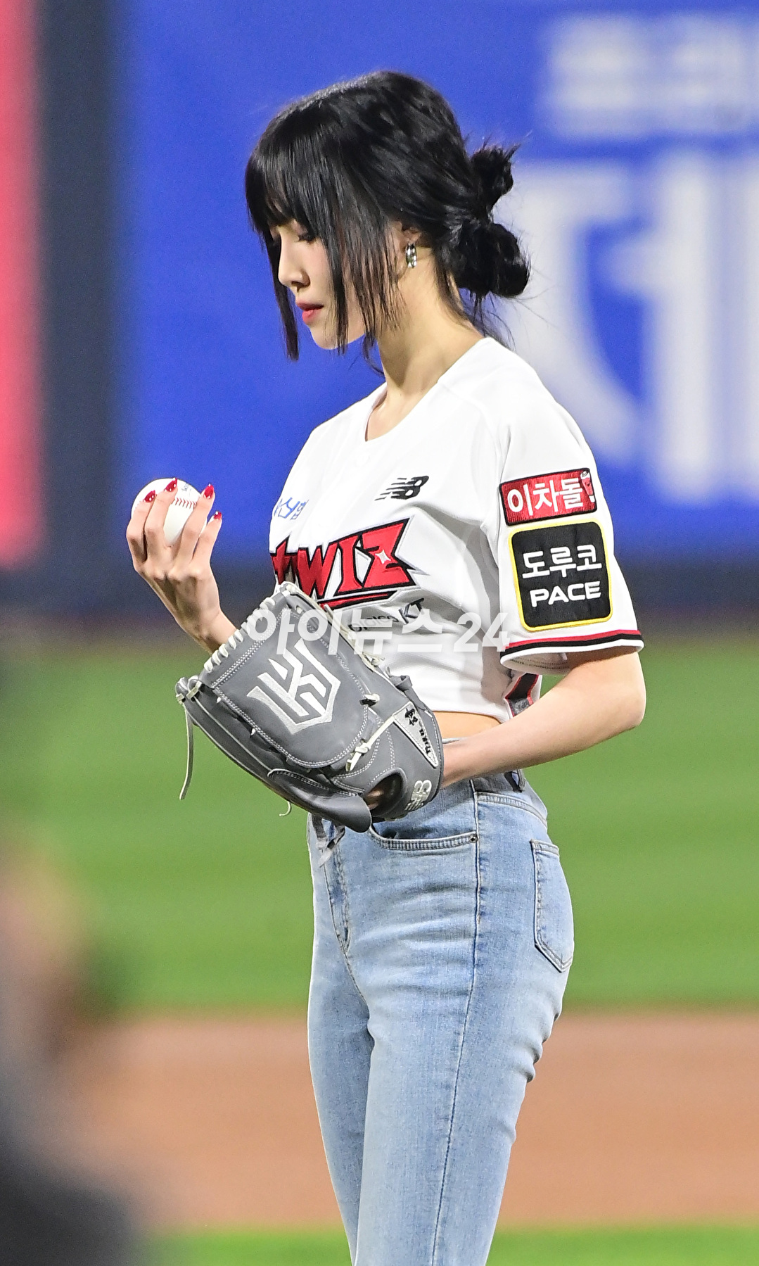 31일 오후 경기도 수원 KT위즈파크에서 '2023 KBO 포스트시즌 플레이오프' 2차전 KT 위즈와 NC 다이노스의 경기가 열렸다. 가수 유주가 시구자로 참석해 공을 던지고 있다. [사진=정소희 기자]