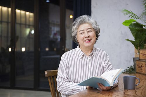 행복하게 웃고있는 건강한 할머니