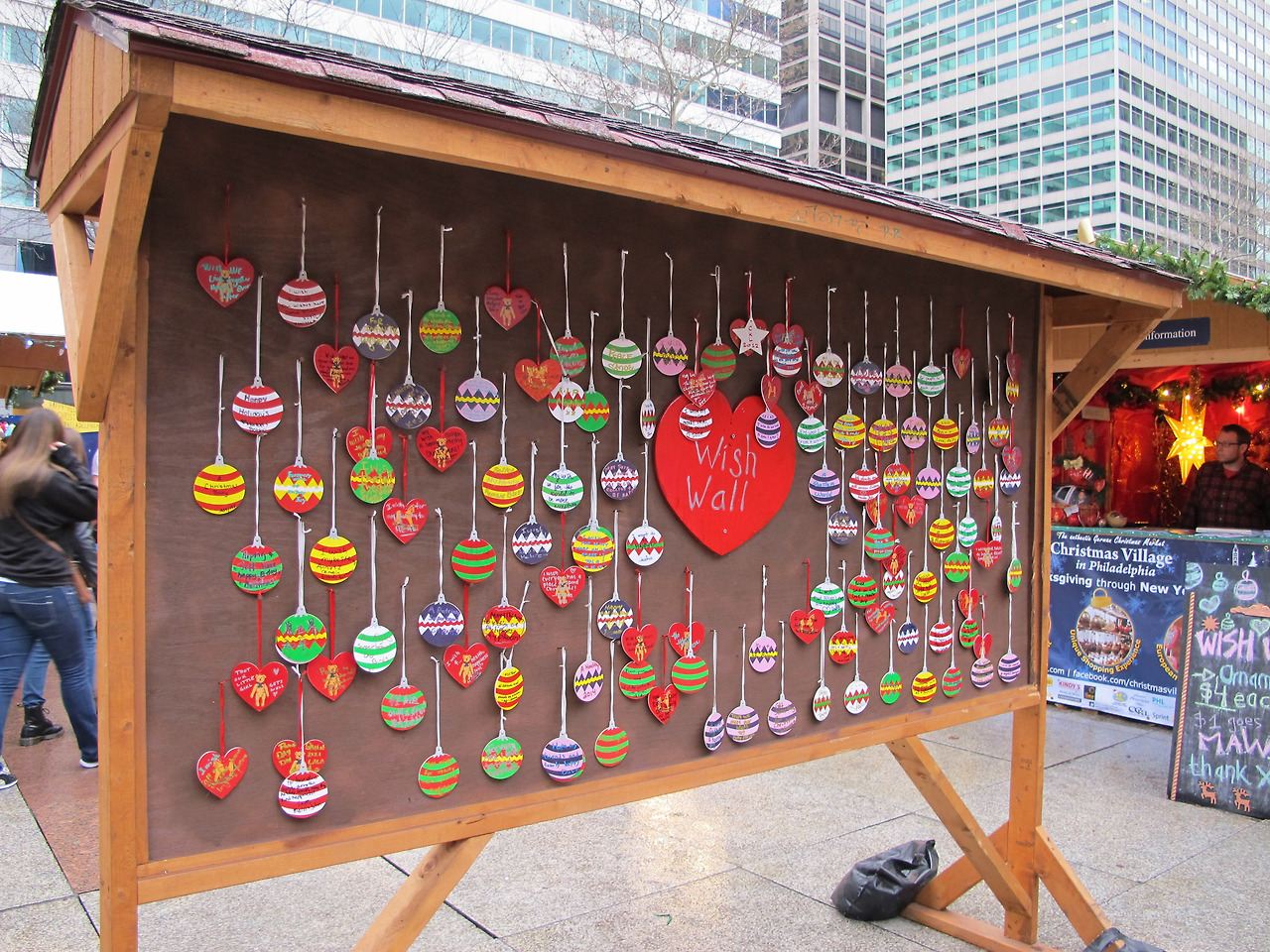 오너먼트가 걸린 'Wish Wall'