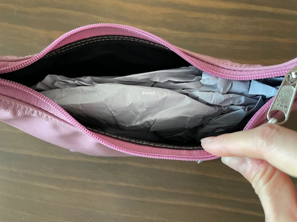 이미스 에나멜 호보백 핑크색 - 내부 포켓 없는 디자인