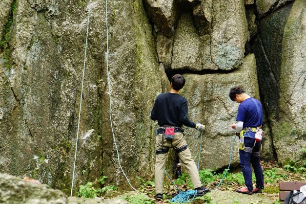 암벽 타기 준비 중, 남성 2,