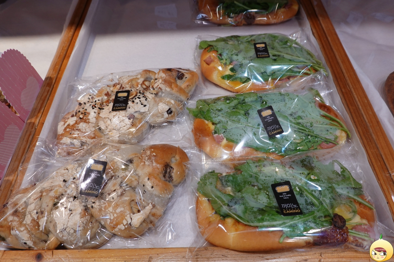 팥배기찰빵 & 루꼴라소시지피자빵