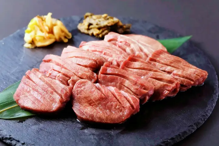전참시 전지적참견시점 숙대입구 남영동 권율 최원영 율슐랭(권율+미슐랭) 투어 맛집 한우 투뿔 등심 주물럭, 양대창구이, 우설 맛집 소개