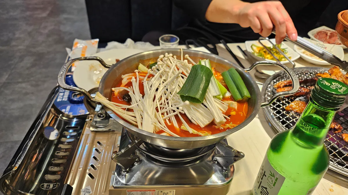 샤브샤브-냄비에-담겨진-버섯과-고기