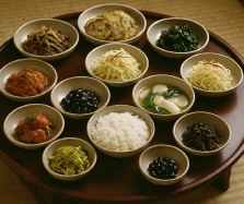 자연의 계절감을 반영한 색채와 배치가 조선의 음식 플레이팅 미학을 보여준다.