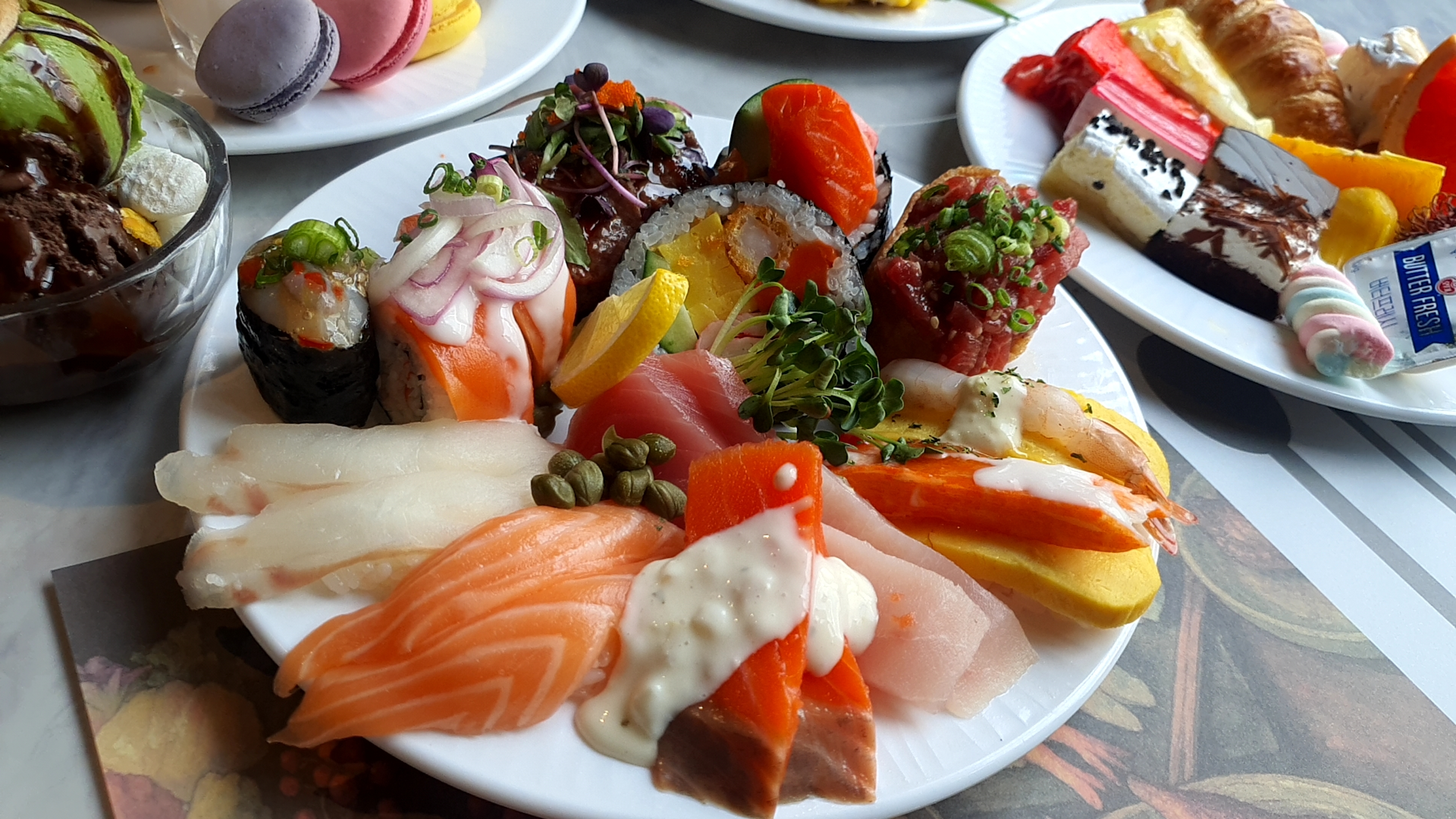 고메스퀘어 초밥 접사, 연어 초밥 롤 다양한 스시 구성