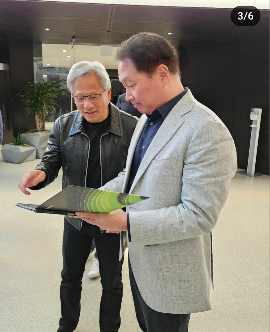 최태원 SK 그룹 회장이 젠슨 황 엔비디아 CEO와 만났다.