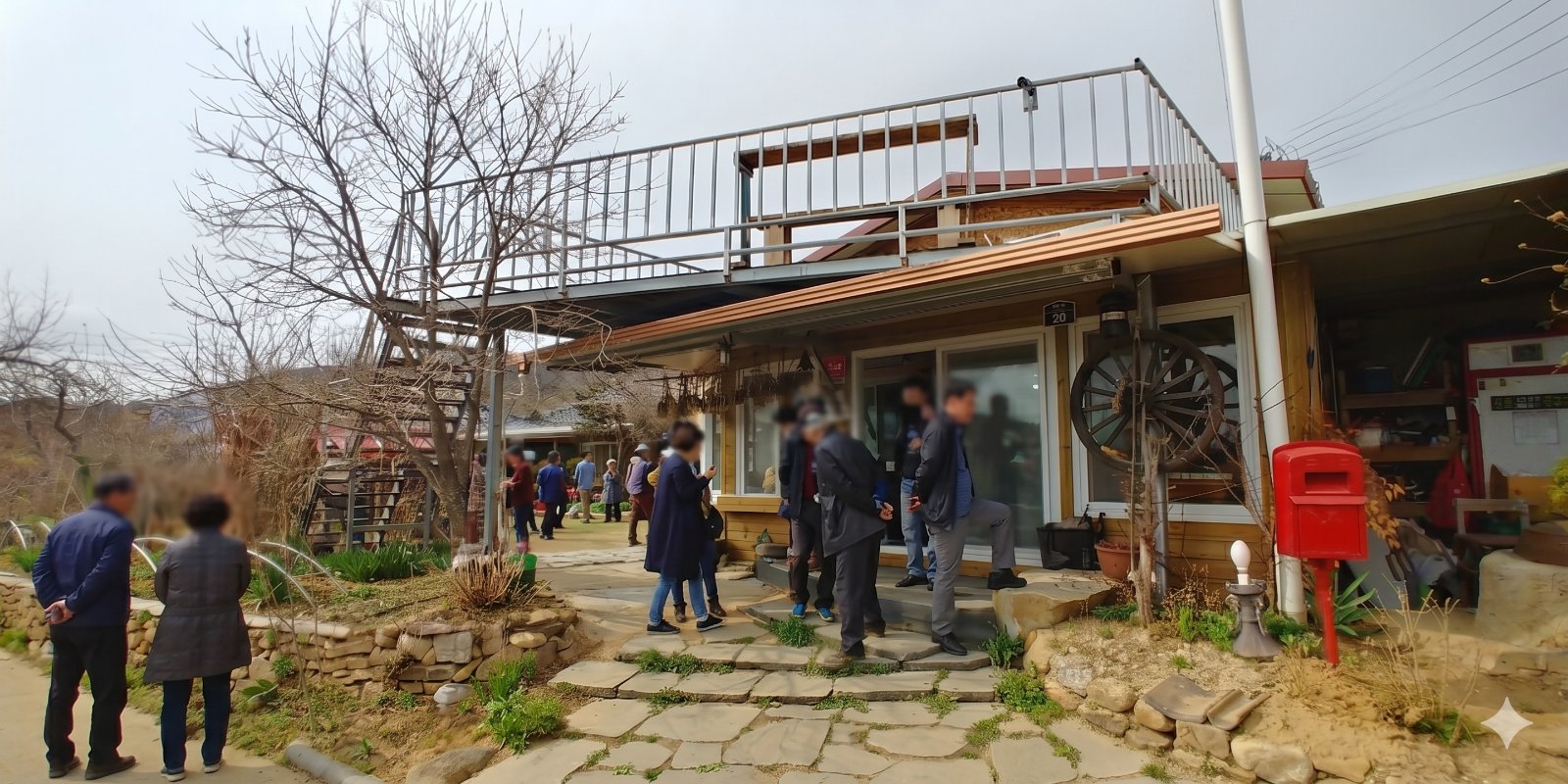 6차산업 체험장 마당과 한옥 건물, 빨간 우체통