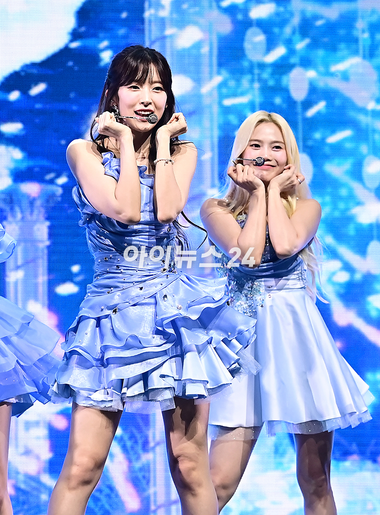 그룹 오마이걸 아린이 24일 오후 서울 광진구 예스24라이브홀에서 진행된 아홉 번째 미니 앨범 &#39;골든 아워글래스&#39;(Golden Hourglass) 발매 기념 쇼케이스에서 포토타임을 갖고 있다. [사진=곽영래 기자]
