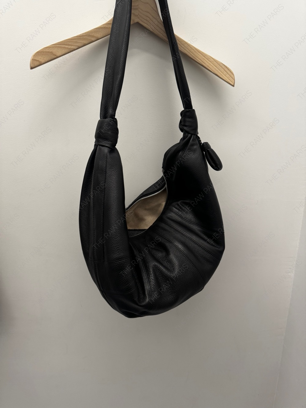 미니멀한 디자인으로 큰 멋을 주는 멋진 브랜드.
내 니즈를 전부 꿰뚫은 백이에요. 들면 들 수록 멋스럽게 에이징이 되는 가죽이라 더 좋고요.