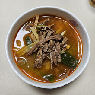 파와 소고기만으로 끓인 얼큰한 국물의 육개장