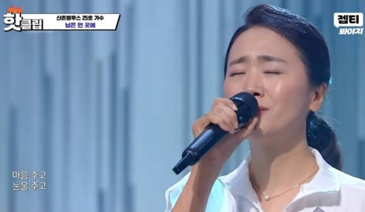 마이크를들고-노래하는-머리묶은여성의모습