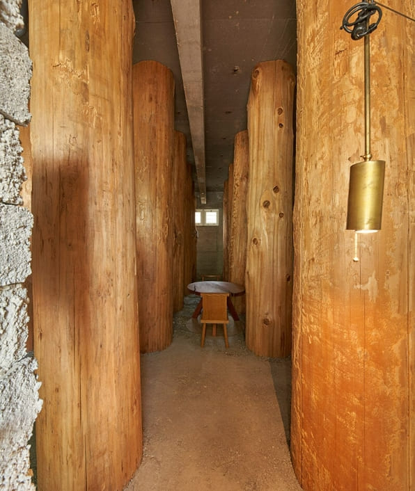 일본 우노의 평화로운 숲 같은 사무실 Large tree trunks arrow through tomoaki uno's peaceful forest-like office in japan