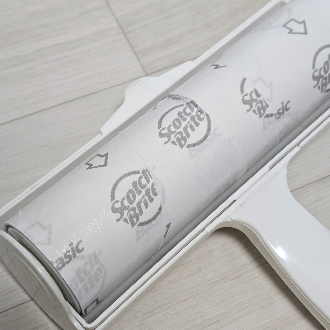 직선형 롤클리너 사용 후 제대로 뜯기지 않고 찢어진 절취선 모습 2