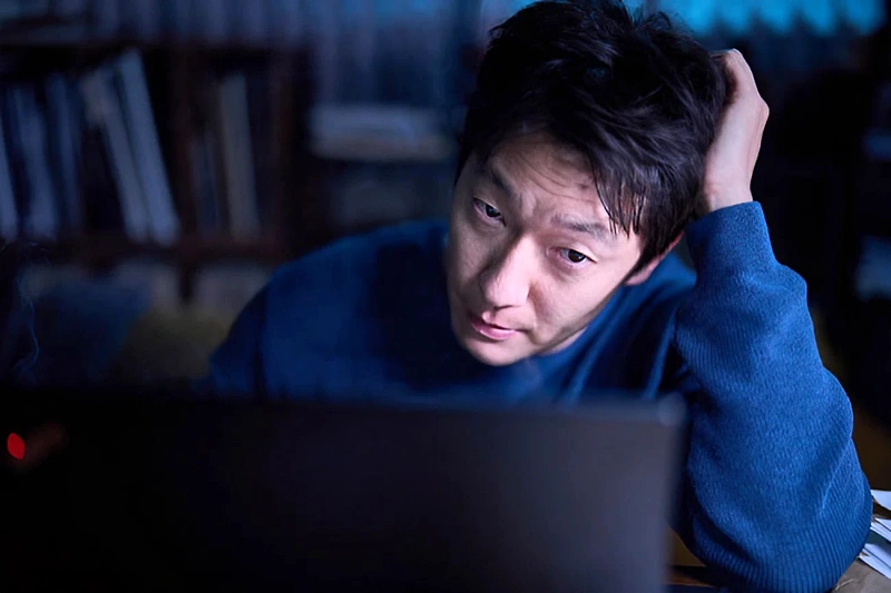 영화 댓글부대에서 모니터를 바라보고 있는 임상진 역의 손석구