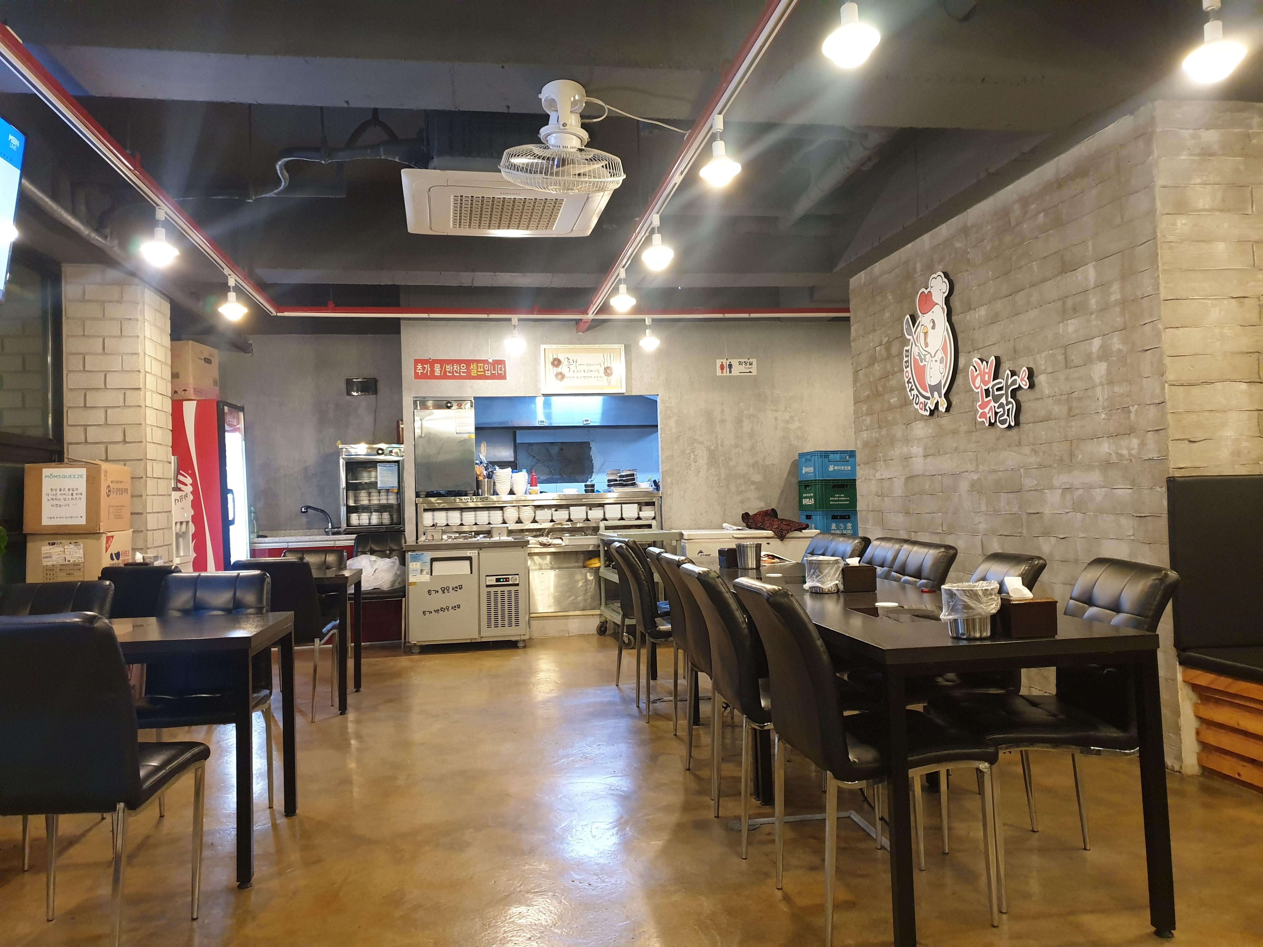 가게안의 테이블과 의자