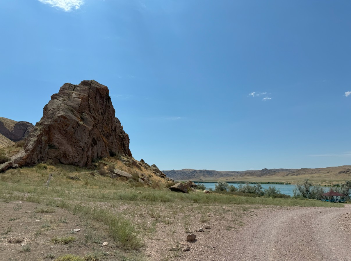 Tamgaly-Tas 암각화 관광지 도로