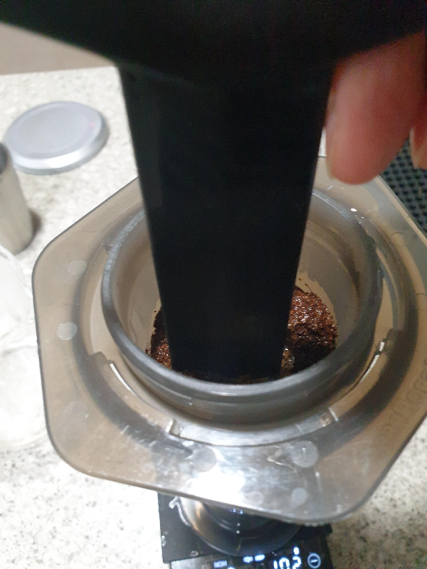 에어로프레스에 스틱을 넣어 교반 중인 모습