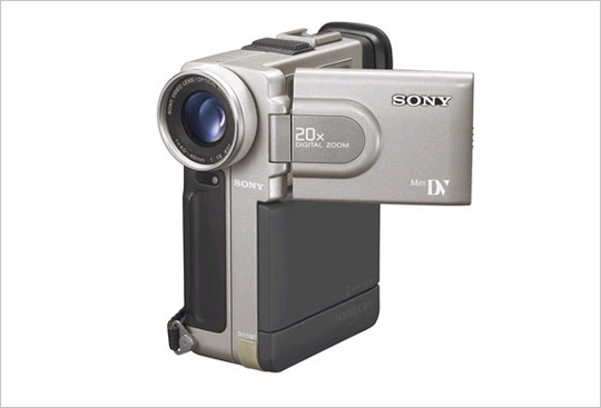 DCR-PC7 최초의 여권크기 DV 포맷. 전자식 흔들림 방지 촬영. 2.5인치 LCD 모니터. 680만 화소 CCD