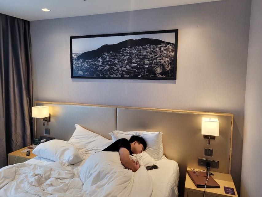 고등학생 자녀가 침대에서 편하게 자고 있는 모습