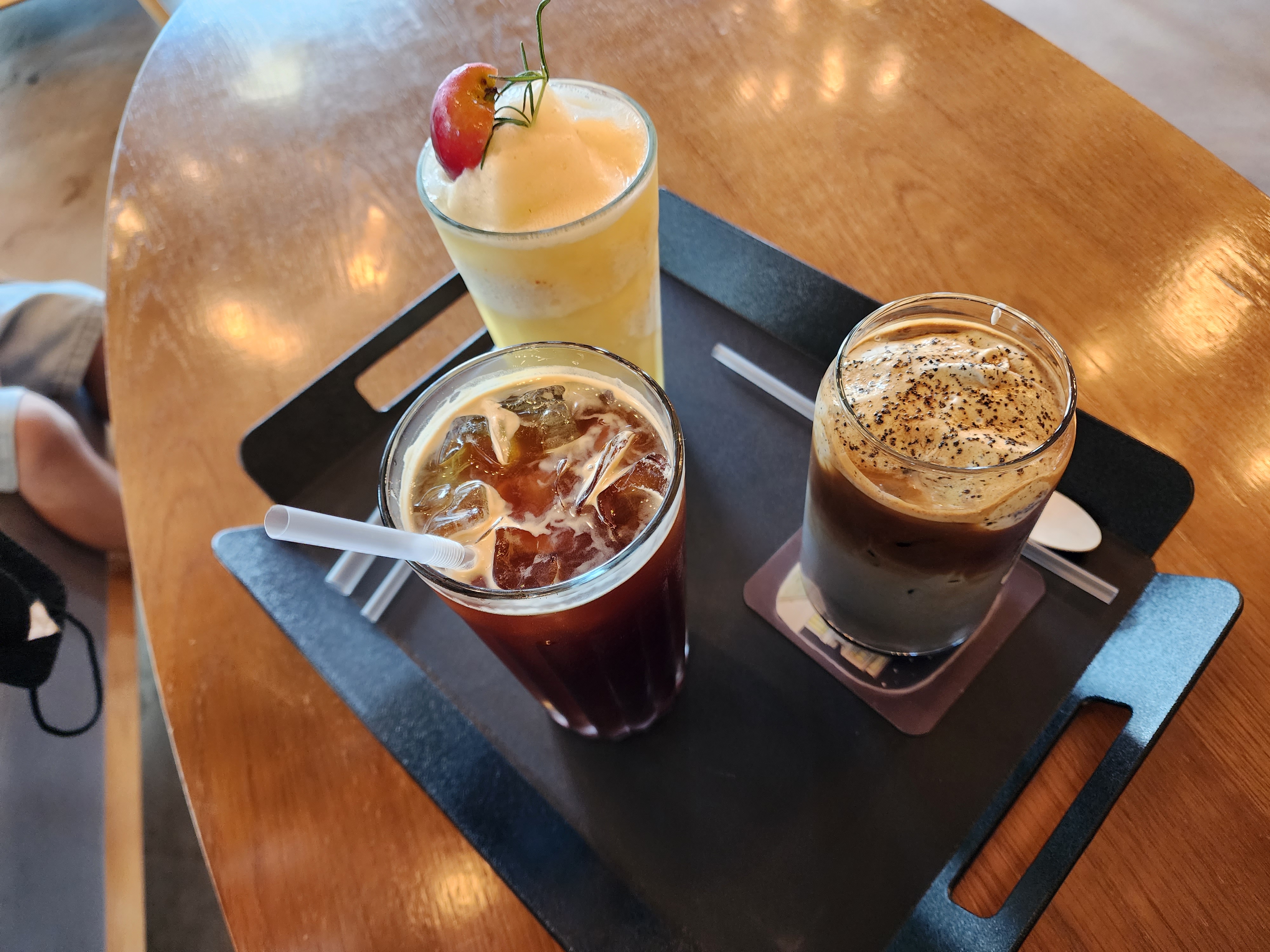 아메리카노, 흑임자 슈페너, 골든 애플 스무디