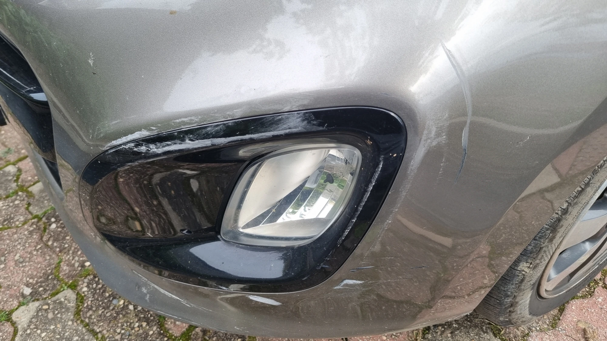 안개등 커버 파손 모습