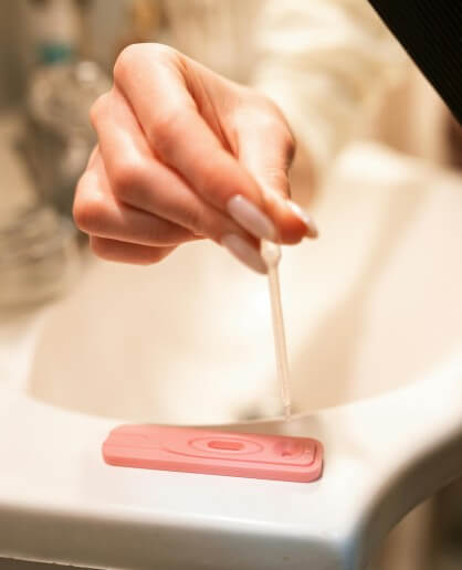 여성이-키트-검사를-하고-있습니다.