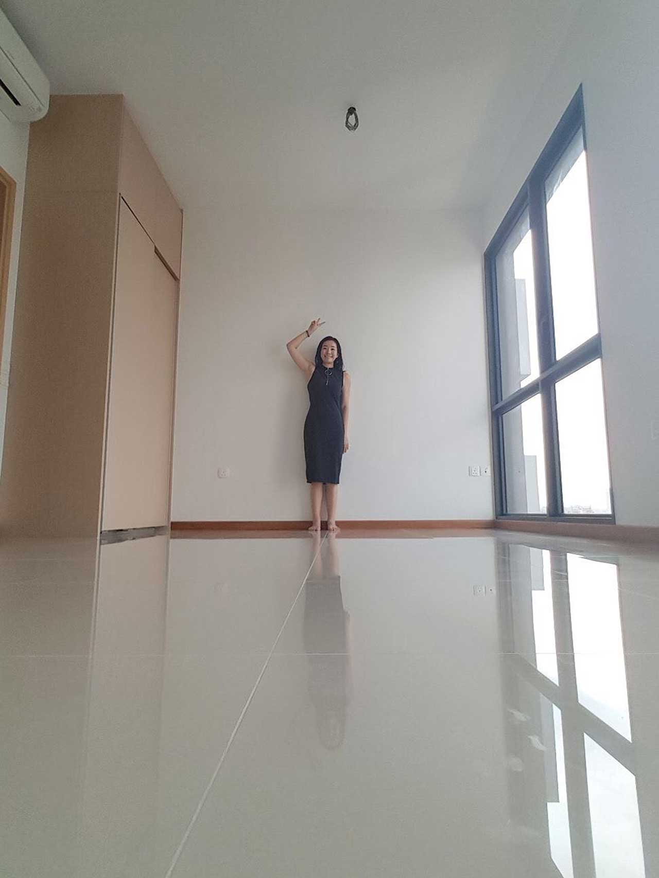 소형오피스텔-여자가-서-있다