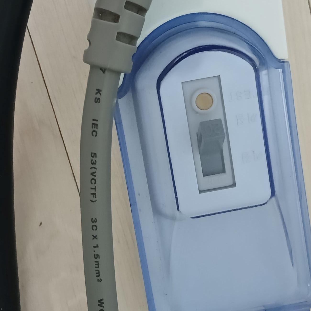 멀티탭 전선에 1.5mm&sup2; 굵기 규격이 표시된 모습