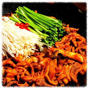 중앙탑초가집