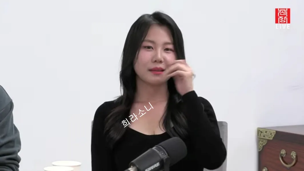 웨이브 머리를 하고 검은 옷을 입은 16기 영자.