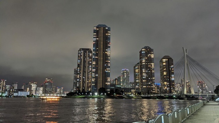 밤하늘 아래 고층 아파트와 강변이 조화를 이루는 도쿄의 야경